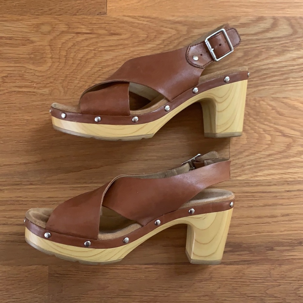 Clarks artisan heeled shoe size 6